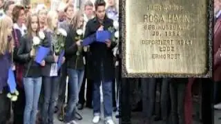 Sch&uuml;ler der Konrad Duden Schule Bad Hersfeld beim Verlegen von Stolpersteinen