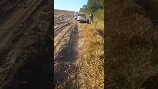 n&oacute;s voltando da cachoeira, estrada ruim carro atolando na areia. shorts