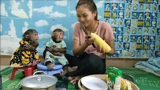 Lovely Mimi Kuku obediently crossed her arms and waited for Mom to make corn milk