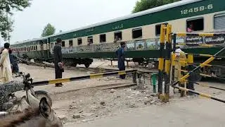 Muhan Jo Daro Express Train Crossing Dadu phatak | Pakistan Railway | Pakistani Train