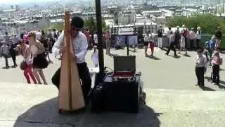Hugo Barahona un harpiste à Montmartre (Paris) France