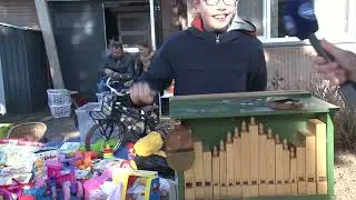 Gezinnen verkopen tweedehands producten op Kleedjesmarkt