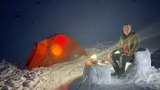 Зимний палаточный лагерь на горе в глубоком снегу