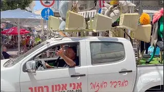 The singing cockroach killer at Nahalat Binyamin, Levinsky market