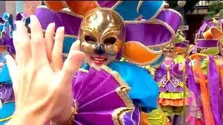 High fives to dancers of Halloween Daydreams (Tokyo Disneysea)