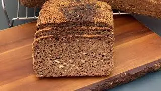 Hjemmebagt rugbr&oslash;d med bl&oslash;de kerner.