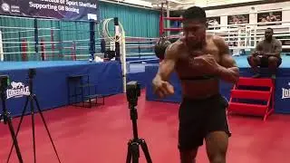 Anthony Joshua tr&ecirc;n Instagram  &ldquo;The robot & his machine 🤖 #AJBXNG #Sept22nd&rdquo;