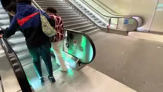 Paryż, wyjście ze stacji metra.