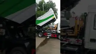 Fully sealed compression garbage truck
