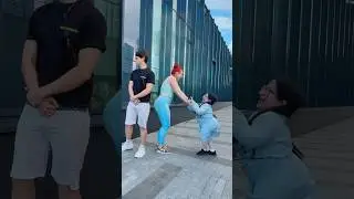 The guard didn't even notice her...😮😂 #ruiva #pranks