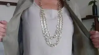 Collar largo de moda en dorado. La m&aacute;s linda bijouterie para la mujer.