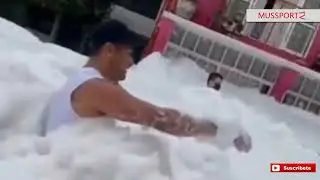 Sujeto se mete a nadar en espuma de Naucalpan Edomex y termina en urgencias