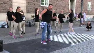 Flashback Crew dansar framf&ouml;r museet
