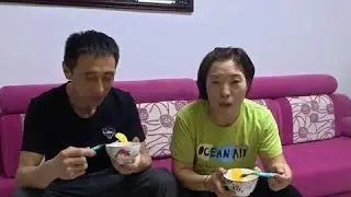 来到年了夫妻俩大扫除，累了吃点桃罐头，解渴又解饿 #记录真实生活 #大扫除