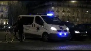 Paris Renault Ambulance Responding - Three Tone Siren