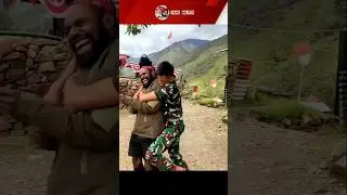 Kedekatan Anggota TNI Dan Warga Papua #shorts #tni #tnidipapua #tnidihutan