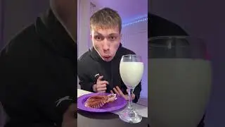 2 шоколадных маффина и молоко