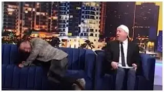 El traductor de Anselmo se ríe a carcajadas con el Mudo