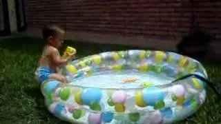 KAI ROSATI INTENTANDO METERSE SOLO A LA PISCINA 22-01-08