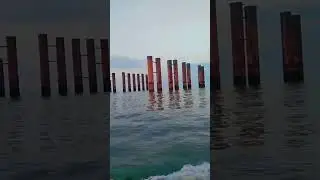 samundar me piling kiya hai