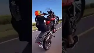 Renato Garcia empinando sua tiger