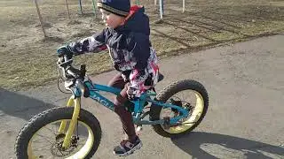 Весенняя покатушка сына на фэтбайке.