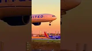 UNITED AIRLINES BOEING 777-200 LANDING AT LOS ANGELES INT AIRPORT#shorts #fyp #aviation #boeing777