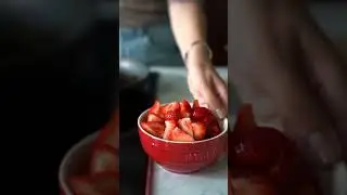 Strawberry Balsamic Baked Brie &ndash; Summer Appetizer Magic #madeinstaub