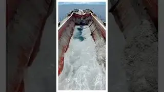 Как эта баржа раскалывается пополам посреди океана?