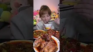 Eat spicy braised chicken feet, stir-fried bell peppers, and fried meatballs with rice.