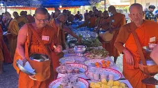 พระภิกษุสงฆ์สามเณร โครงการปฎิบัติวิปัสสนากัมมัฏฐาน วิทยาลัยสงฆ์บุรีรัมย์ จังหวัดบุรีรัมย์ รับบิณฑบาต
