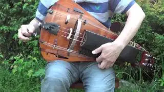 Mont&eacute;e des bois de Vaux. Hurdy-gurdy solo