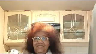 G Kif überträgt einen Livestream.