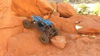 Axial Wraith Conquers Steep Red Rock Overhang: Epic RC Crawl Through a Natural Tunnel!