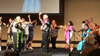 Mayor Kirk Caldwell does the Okinawan kachashi