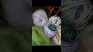 filati. Collezionare colori. Bouquet 🧵🧶🧵 di gomitoli, rocche, matasse e in nezzo, fiori💐🙋