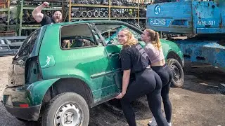 2 Frauen schmei&szlig;en VW Lupo um