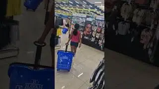 Dianne Alerrandro  passeando na Loja Havan.