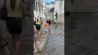 Per la terza volta dal 1872 l&rsquo;acqua alta a Venezia ha raggiunto i 100 centimetri ad agosto. #venice