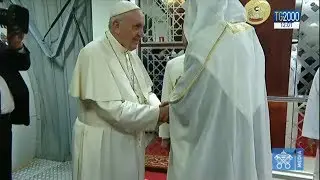 Papa Francesco negli Emirati Arabi, l’accoglienza e la visita al palazzo presidenziale