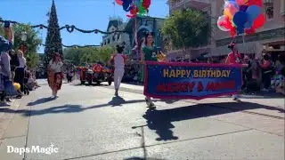 Кавалькада на день рождения Микки Мауса и Минни Маус с главной улицы США в Диснейленде