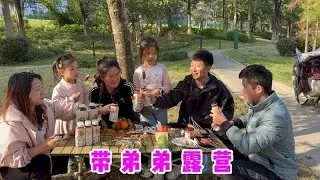 一家人户外露营野炊，孩子们玩闹，大人烧烤，弟弟这回很感兴趣