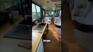 Старый автобус, переделанный в кемпер.