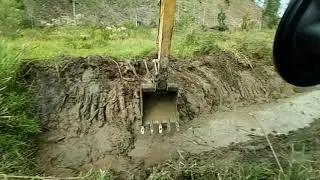 Escavadeira hidráulica CAT 312D operador GALEGO CAPIXABA limpeza de RIO....