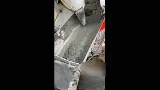OLI OT16 Turbine vibrator clearing concrete truck chute.