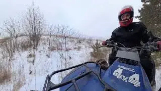 Poundin the Honda thru the Powder ( Honda Fourtraxx 300 )