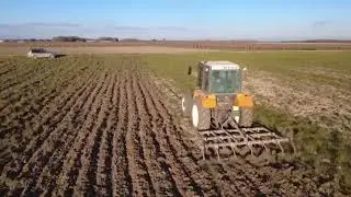 Passage du cultivateur filmé au drone : Renault 95.14 TX