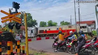 Railway Crossing In Indonesia | Palang Pintu Kereta Api | Febuari2026 | Ka Joglo Semar Kerto 