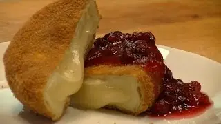 Smażony ser camembert podany z żurawiną, KitchenBook.