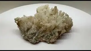 Quartz &ndash; Dendrite-like Drusy Formation on Quartz-Calcite Matrix with Limonite  1